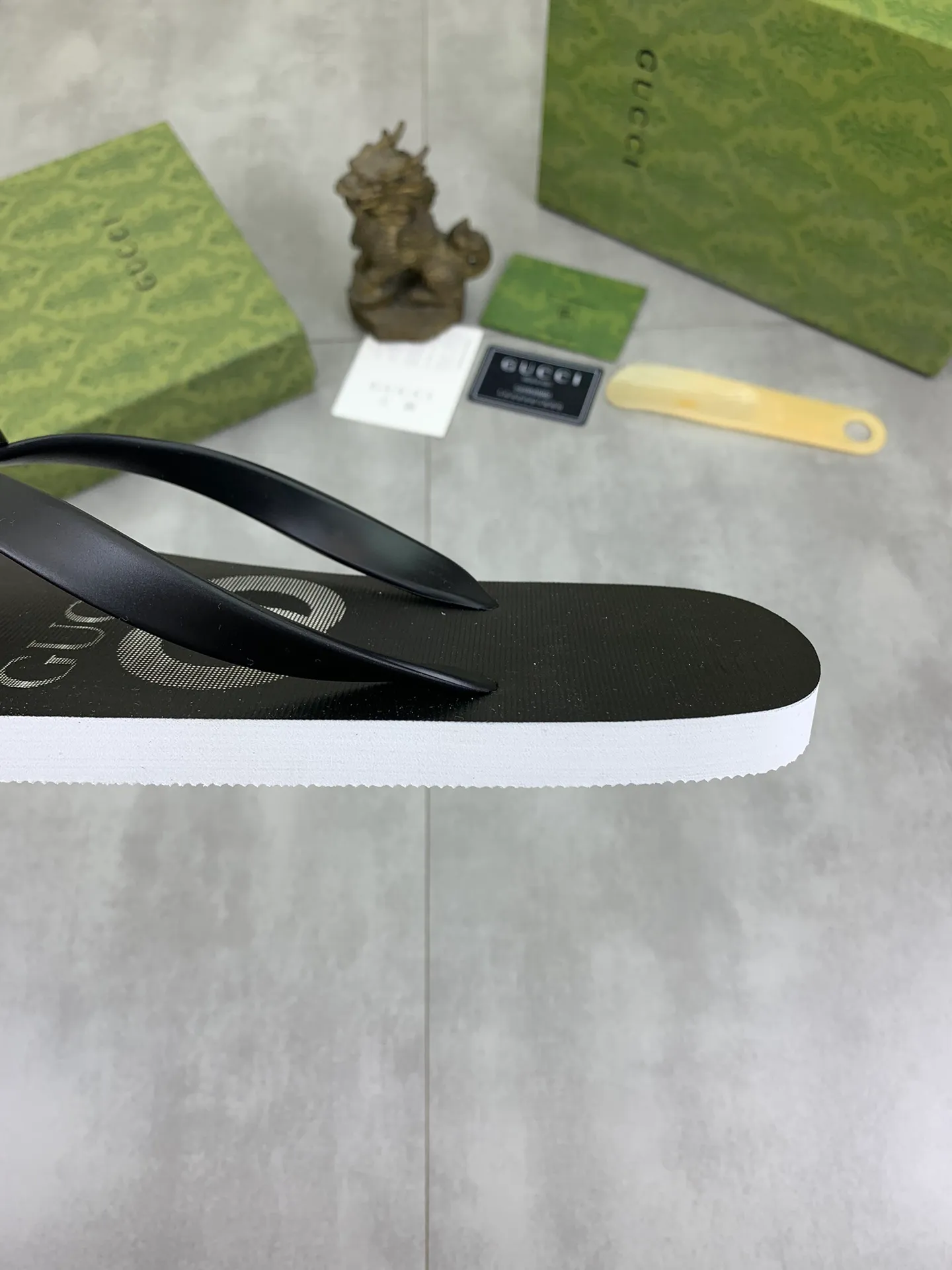 Men's men's shoes 💰P220💰【New style】🆘【GUCCI】Official website's popular Gucci adult couple 🧑‍🤝‍🧑 style, children's flip-flops are on sale at the counter simultaneously! Original fabric imported from Italy. Original bottom provided by the original factory. Size: Adult 36-45. Children’s size: 30-37. Multiple colors available.